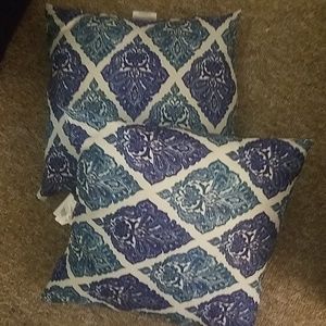 2 throw pillows